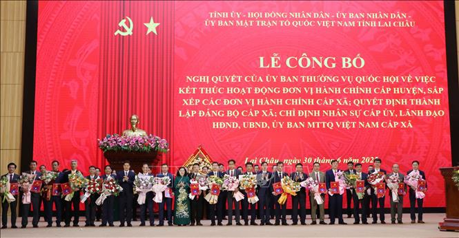 Trao quyết định cho các cá nhân được chỉ định giữ chức bí thư đảng ủy xã, phường trên địa bàn tỉnh Lai Châu. Ảnh: Nguyễn Oanh-TTXVN