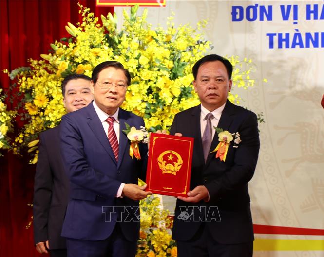 Đồng chí Phan Đình Trạc (trái) trao Quyết định của Thủ tướng Chính phủ chỉ định ông Võ Tấn Đức, Phó Bí thư Tỉnh ủy, giữ chức Chủ tịch UBND tỉnh Đồng Nai(mới). Ảnh: Sỹ Tuyên - TTXVN