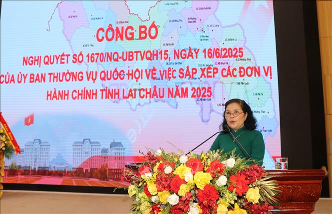 Bí thư Tỉnh ủy Lai Châu Giàng Páo Mỷ công bố Nghị quyết 1670 ngày 16/6/2025 của Ủy ban Thường vụ Quốc hội về sắp xếp các đơn vị hành chính cấp xã của tỉnh Lai Châu năm 2025. Ảnh: Nguyễn Oanh-TTXVN