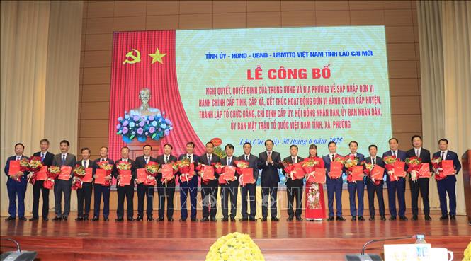 Bí thư Tỉnh ủy Lào Cai Trịnh Xuân Trường trao Quyết định cho Bí thư các xã, phường. Ảnh: Đinh Thùy - TTXVN