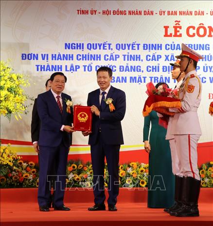 Đồng chí Phan Đình Trạc trao Nghị quyết của Thường vụ Quốc hội đối với Trưởng Đoàn ĐBQH tỉnh Đồng Nai (mới) cho đồng chí Vũ Hồng Văn. Ảnh: Sỹ Tuyên - TTXVN