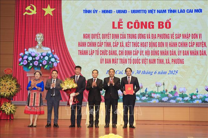 Bí thư Trung ương Đảng, Trưởng Ban Chính sách và chiến lược Trung ương Trần Lưu Quang trao Quyết định của Bộ Chính trị về việc chỉ định Bí thư, Phó Bí thư Tỉnh uỷ Lào Cai nhiệm kỳ 2020 - 2025. Ảnh: Đinh Thùy - TTXVN