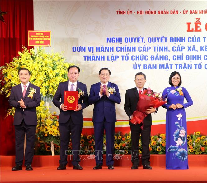 Đồng chí Phan Đình Trạc trao Quyết định của Thủ tướng Chính phủ chỉ định các Phó Chủ tịch UBND tỉnh Đồng Nai. Ảnh: Sỹ Tuyên - TTXVN