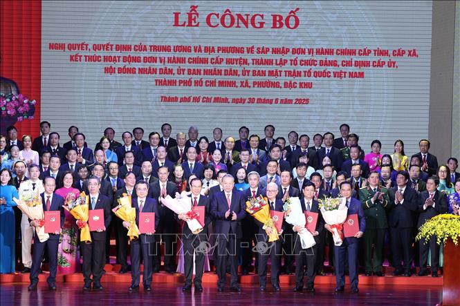 Party General Secretary To Lam congratulates key leaders of Ho Chi Minh City, which merges with Binh Duong and Ba Ria-Vung Tau provinces. VNA Photo
