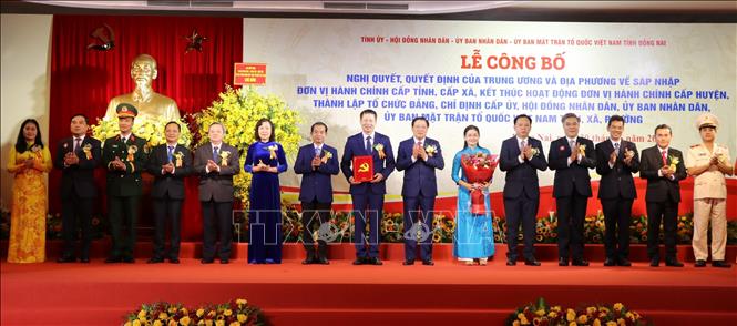 Đồng chí Phan Đình Trạc trao Quyết định của Bộ Chính trị thành lập Đảng bộ tỉnh Đồng Nai, chỉ định Ủy viên Ban Chấp hành, Ban Thường vụ, Bí thư, các Phó Bí thư Tỉnh ủy Đồng Nai. Ảnh: Sỹ Tuyên - TTXVN