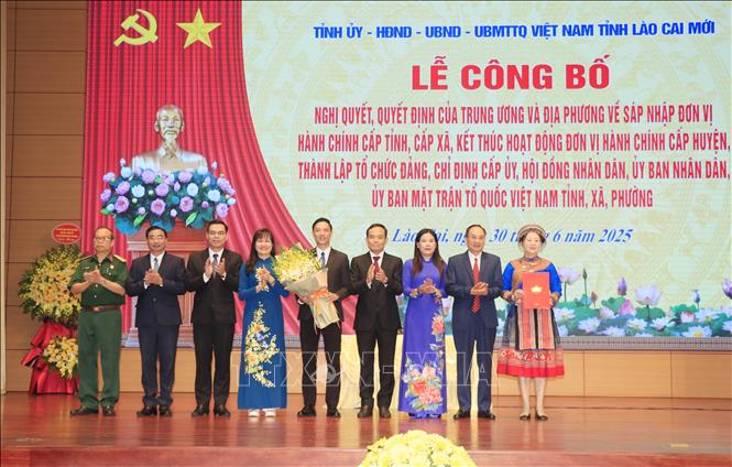Bí thư Trung ương Đảng, Trưởng Ban Chính sách và chiến lược Trung ương Trần Lưu Quang trao Quyết định của Uỷ ban Trung ương Mặt trận Tổ quốc Việt Nam thành lập Uỷ ban Mặt trận Tổ quốc Việt Nam tỉnh Lào Cai. Ảnh: Đinh Thùy - TTXVN
