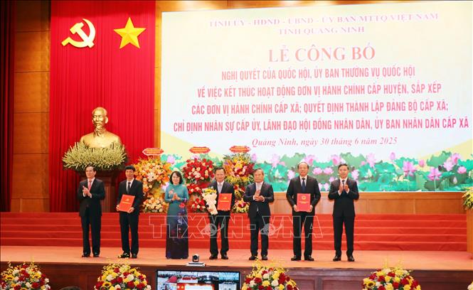 Công bố các quyết định chỉ định nhân sự cấp ủy, lãnh đạo HĐND, UBND đặc khu Vân Đồn. Ảnh: Văn Đức - TTXVN