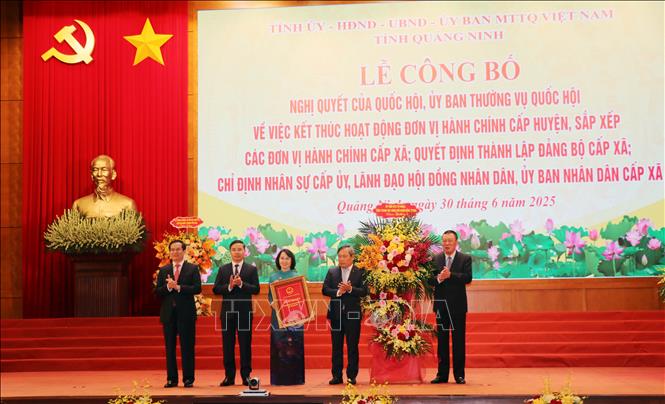 Lễ trao Quyết định của Ủy ban Thường vụ Quốc hội về việc kết thúc hoạt động đơn vị hành chính cấp huyện, sắp xếp các đơn vị hành chính cấp xã. Ảnh: Văn Đức - TTXVN