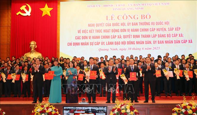 Công bố Quyết định chỉ định nhân sự cấp ủy, lãnh đạo HĐND, UBND cấp xã. Ảnh: Văn Đức - TTXVN