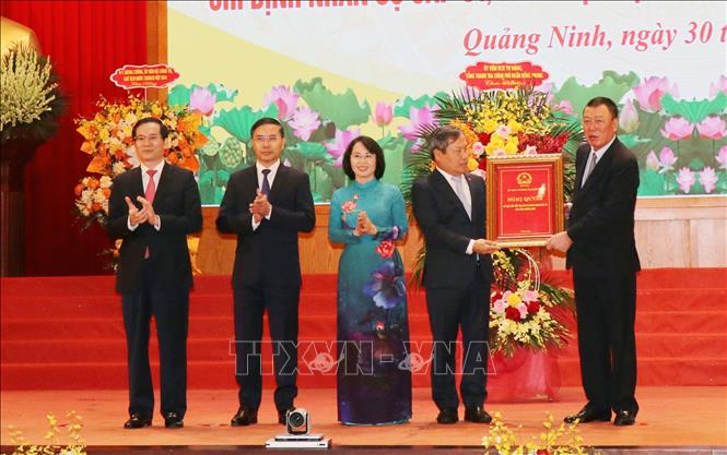 Lễ trao Quyết định của Ủy ban Thường vụ Quốc hội về việc kết thúc hoạt động đơn vị hành chính cấp huyện, sắp xếp các đơn vị hành chính cấp xã. Ảnh: Văn Đức - TTXVN