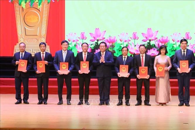 Trao quyết định cho Chủ tịch và các Phó Chủ tịch UBND tỉnh Gia Lai. Ảnh: Sỹ Thắng-TTXVN