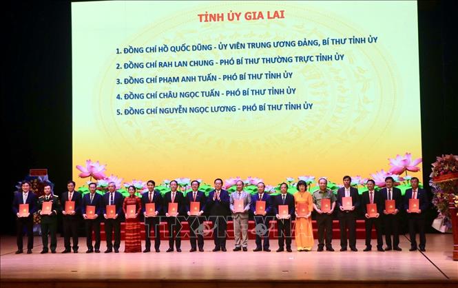 Trao quyết định cho Ban thường vụ Tỉnh ủy Gia Lai. Ảnh: Sỹ Thắng/TTXVN