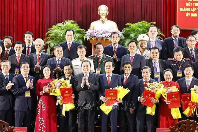 Chairman of the National Assembly Tran Thanh Man congratulates key leaders of the Mekong Delta city of Can Tho, which merges with Hau Giang and Soc Trang provinces. VNA Photo