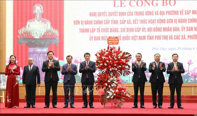 Đại tướng Lương Tam Quang, Bộ trưởng Bộ Công an, tặng hoa chúc mừng Đảng bộ, chính quyền và nhân dân các dân tộc tỉnh Phú Thọ (mới). Ảnh: Tạ Toàn – TTXVN