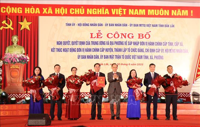 Trao Quyết định thành lập Đảng bộ tỉnh Đắk Lắk, nhiệm kỳ 2020 - 2025. Ảnh: Tuấn Anh - TTXVN