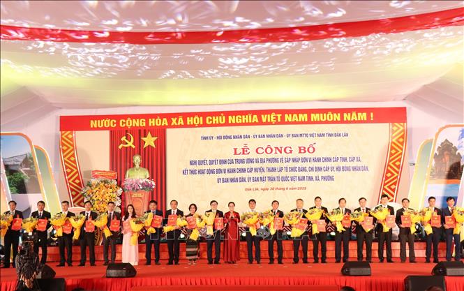 Trao Quyết định của Ban Chấp hành Đảng bộ tỉnh Đắk Lắk về thành lập Đảng bộ và chỉ định cán bộ lãnh đạo các xã, phường của tỉnh Đắk Lắk. Ảnh: Tuấn Anh - TTXVN