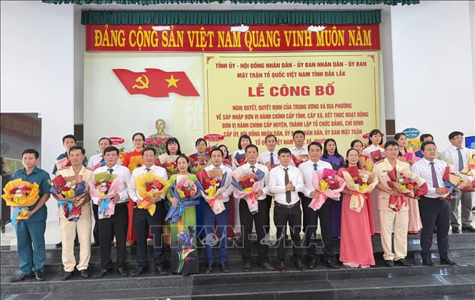 Lãnh đạo phường Phú Yên (tỉnh Đắk Lắk mới). Ảnh: Tường Quân – TTXVN 