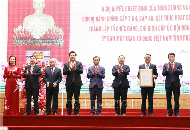 Đại tướng Lương Tam Quang, Bộ trưởng Bộ Công an, trao các nghị quyết, quyết định về việc thành lập tổ chức Đảng, chỉ định cấp ủy, bố trí nhân sự giữ các chức danh chủ chốt trong hệ thống chính trị mới. Ảnh: Tạ Toàn – TTXVN