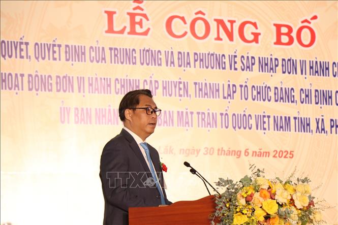 Ông Phan Thăng An, Phó Trưởng Ban Tổ chức Trung ương công bố Nghị quyết, Quyết định của Trung ương đối với việc sáp nhập tỉnh, xã, phường tỉnh Đắk Lắk và Phú Yên. Ảnh: Tuấn Anh – TTXVN