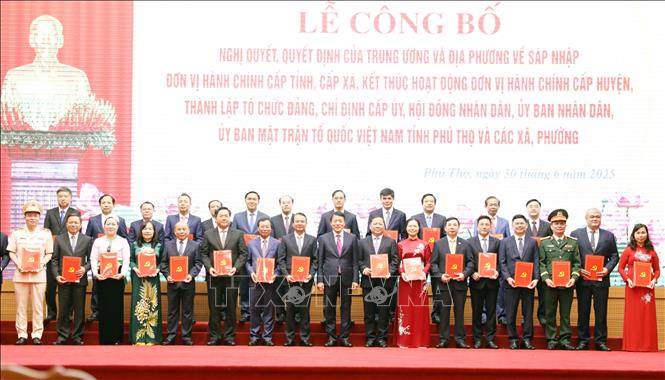 Đại tướng Lương Tam Quang, Bộ trưởng Bộ Công an, trao các nghị quyết, quyết định về việc thành lập tổ chức Đảng, chỉ định cấp ủy, bố trí nhân sự giữ các chức danh chủ chốt trong hệ thống chính trị mới. Ảnh: Tạ Toàn – TTXVN