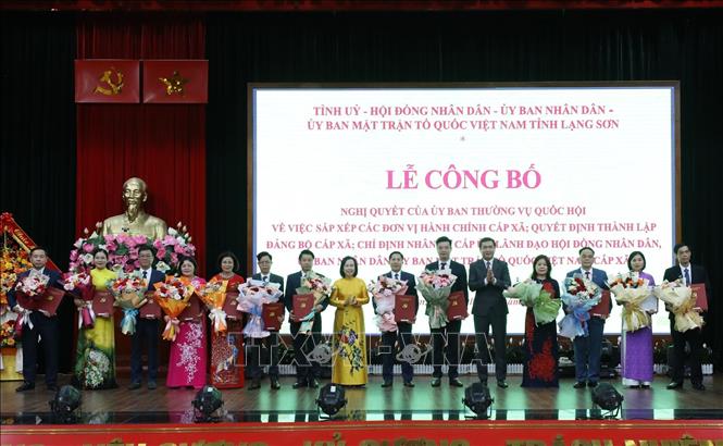 Lãnh đạo tỉnh Lạng Sơn trao các quyết định của Ban Chấp hành Đảng bộ tỉnh về thành lập 65 Đảng bộ xã, phường mới tại Lễ công bố. Ảnh: Anh Tuấn - TTXVN