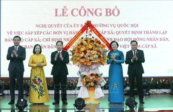 Ủy viên Ban Chấp hành Trung ương Đảng, Bộ trưởng Bộ Nội vụ Phạm Thị Thanh Trà, Trưởng Đoàn công tác Trung ương tặng hoa chúc mừng lãnh đạo tỉnh Lạng Sơn tại Lễ công bố. Ảnh: Anh Tuấn - TTXVN