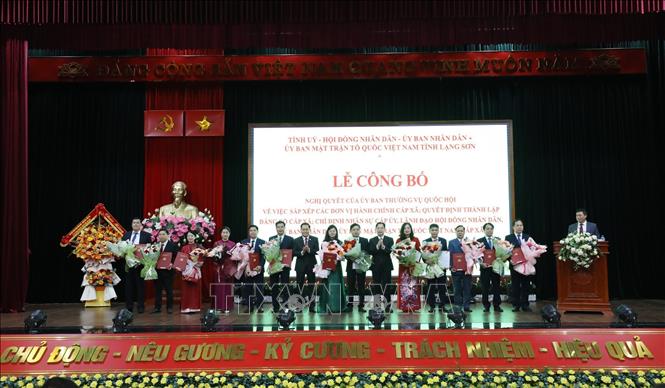 Lãnh đạo tỉnh Lạng Sơn trao các quyết định của Ban Chấp hành Đảng bộ tỉnh về thành lập 65 Đảng bộ xã, phường mới tại Lễ công bố. Ảnh: Anh Tuấn - TTXVN