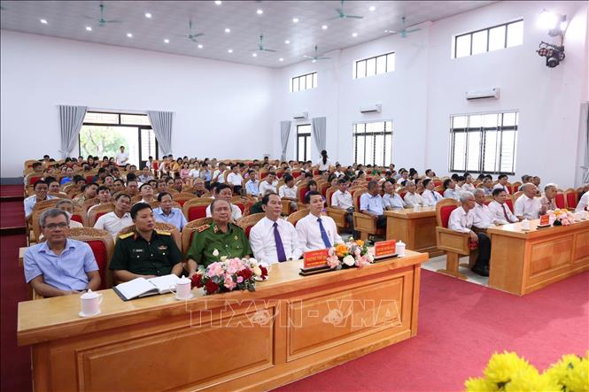 Các lãnh đạo phường Thái Hòa theo dõi trực tuyến Lễ công bố Nghị quyết, Quyết định của Trung ương về sáp nhập đơn vị hành chính tỉnh Phú Thọ. Ảnh: TTXVN phát