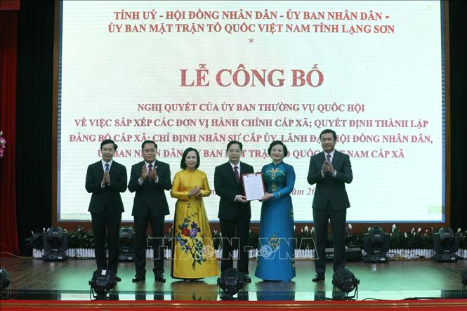 Ủy viên Ban Chấp hành Trung ương Đảng, Bộ trưởng Bộ Nội vụ Phạm Thị Thanh Trà trao Nghị quyết của Uỷ ban Thường vụ Quốc hội về việc sắp xếp các đơn vị hành chính cấp xã tỉnh Lạng Sơn năm 2025 cho lãnh đạo tỉnh Lạng Sơn. Ảnh: Anh Tuấn - TTXVN