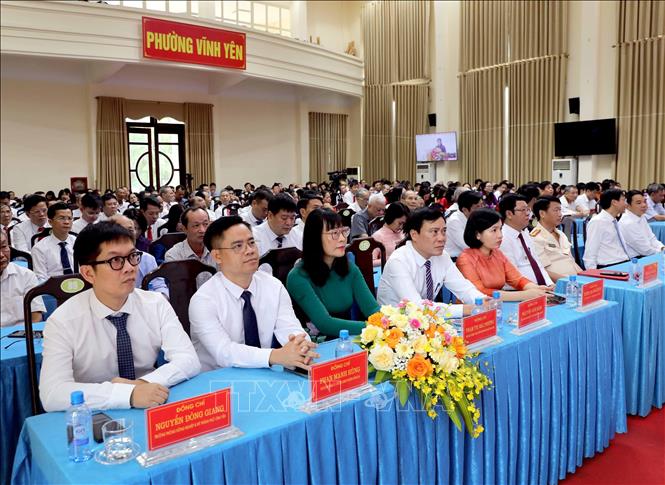 Các lãnh đạo phường Vĩnh Yên theo dõi trực tuyến Lễ công bố Nghị quyết, Quyết định của Trung ương về sáp nhập đơn vị hành chính tỉnh Phú Thọ. Ảnh: Hoàng Hùng - TTXVN