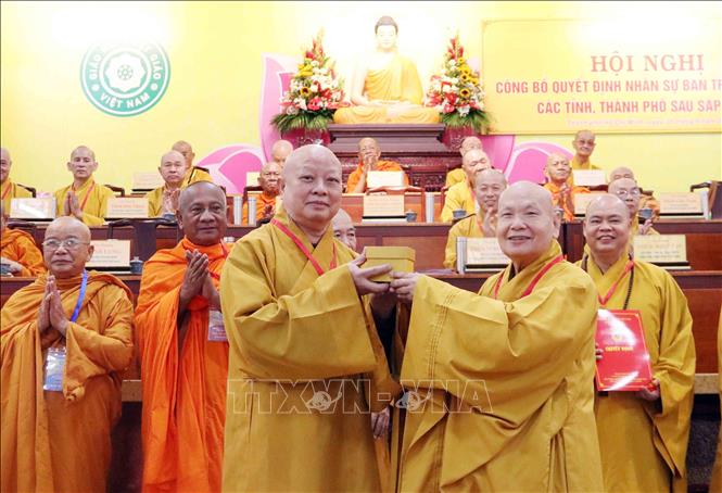 Hòa thượng Thích Thiện Nhơn, Phó Pháp chủ Hội đồng Chứng minh, Chủ tịch Hội đồng Trị sự Giáo hội Phật giáo Việt Nam trao con dấu hoạt động Ban Trị sự cho Hòa thượng Thích Lệ Trang (trái), Trưởng Ban Trị sự Giáo hội Phật giáo Việt Nam Thành phố Hồ Chí Minh (mới). Ảnh: Xuân Khu-TTXVN