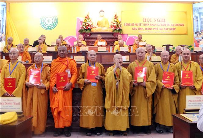 Hòa thượng Thích Thiện Nhơn, Phó Pháp chủ Hội đồng Chứng minh, Chủ tịch Hội đồng Trị sự Giáo hội Phật giáo Việt Nam trao quyết định và chúc mừng các thành viên chủ chốt Ban Trị sự Giáo hội Phật giáo Việt Nam Thành phố Hồ Chí Minh (mới). Ảnh: Xuân Khu-TTXVN