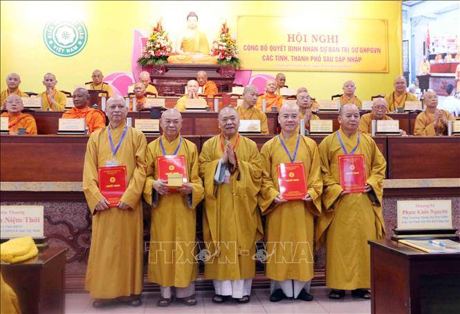 Hòa thượng Thích Thiện Pháp (giữa), Phó Chủ tịch Hội đồng Trị sự Giáo hội Phật giáo Việt Nam trao Quyết định nhân sự cho các thành viên chủ chốt Ban Trị sự Giáo hội Phật giáo Việt Nam tỉnh Đồng Nai (mới). Ảnh: Xuân Khu-TTXVN
