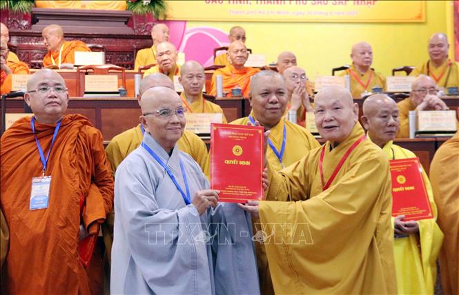 Hòa thượng Thích Thiện Nhơn (phải), Phó Pháp chủ Hội đồng Chứng minh, Chủ tịch Hội đồng Trị sự Giáo hội Phật giáo Việt Nam trao Quyết định cho thành viên Ban Trị sự Giáo hội Phật giáo Việt Nam Thành phố Hồ Chí Minh (mới). Ảnh: Xuân Khu-TTXVN