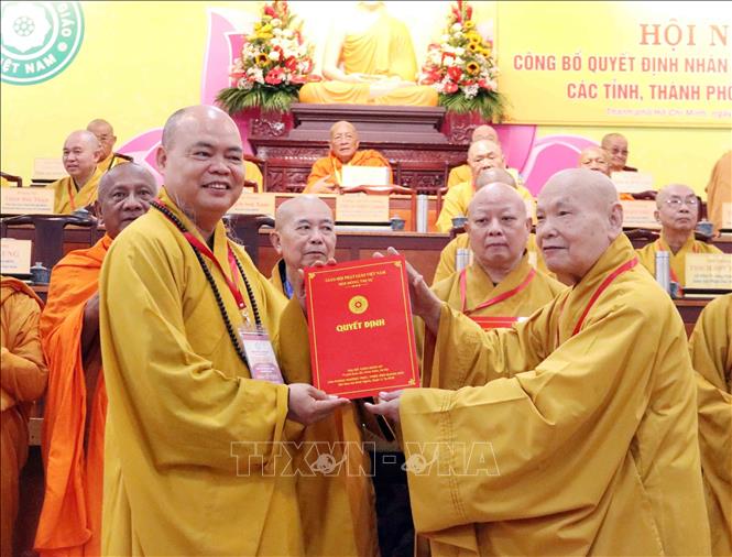 Hòa thượng Thích Thiện Nhơn (phải), Phó Pháp chủ Hội đồng Chứng minh, Chủ tịch Hội đồng Trị sự Giáo hội Phật giáo Việt Nam trao Quyết định cho Thượng tọa Thích Thanh Phong (trái), Phó Trưởng Ban Thường trực Ban Trị sự Giáo hội Phật giáo Việt Nam Thành phố Hồ Chí Minh (mới). Ảnh: Xuân Khu-TTXVN