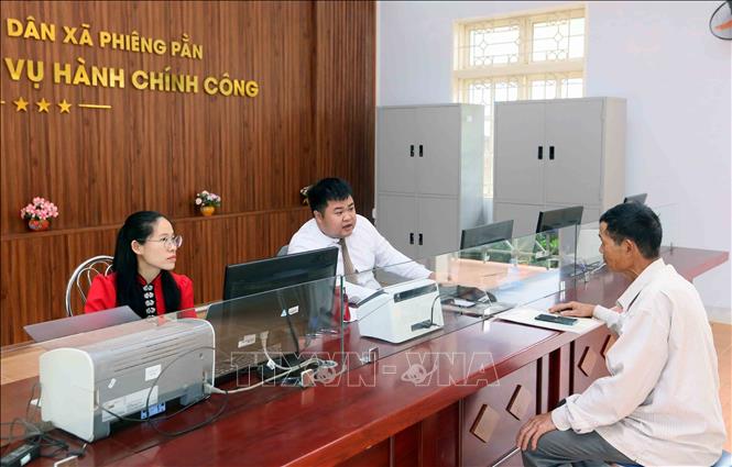 Nhân dân xã Phiêng Pằn (mới), tỉnh Sơn La, đến làm thủ tục hành chính. Ảnh: Quang Quyết  - TTXVN