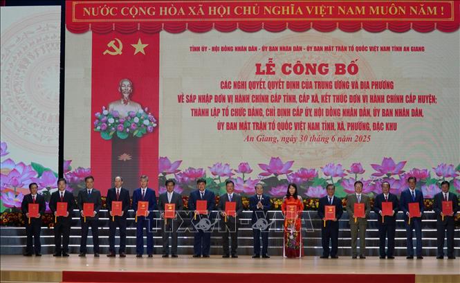 Ủy viên Ban Thường vụ Quốc hội, Chủ nhiệm Ủy ban Dân nguyện và Giám sát của Quốc hội Dương Thanh Bình trao quyết định các Bí thư đảng ủy xã, phường, đặc khu. Ảnh: Văn Sĩ - TTXVN                               
