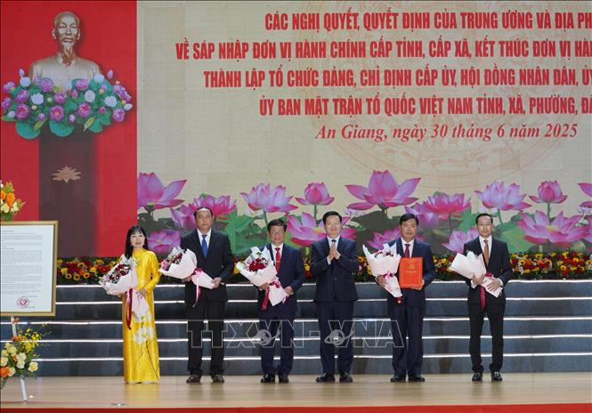 Phó Thủ tướng Chính phủ Mai Văn Chính trao Quyết định của Bộ Chính trị thành lập Đảng bộ tỉnh An Giang. Ảnh: Văn Sĩ - TTXVN                               