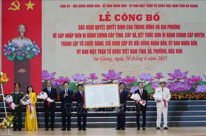 Phó Thủ tướng Chính phủ Mai Văn Chính trao Nghị quyết của Quốc hội về thành lập tỉnh An Giang. Ảnh: Văn Sĩ - TTXVN                                   