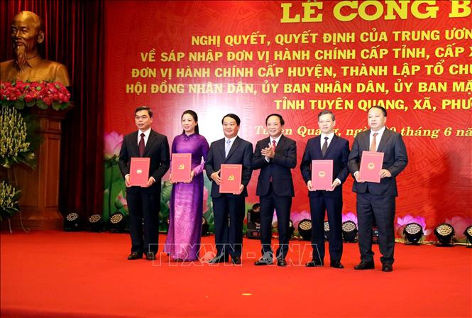 Thượng tướng Trịnh Văn Quyết (phải), Bí thư Trung ương Đảng, Chủ nhiệm Tổng cục Chính trị Quân đội nhân dân Việt Nam chúc mừng lãnh đạo tỉnh Tuyên Quang. Ảnh: Quang Cường – TTXVN