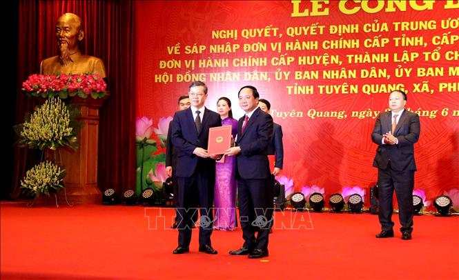 Thượng tướng Trịnh Văn Quyết trao Quyết định chỉ định chức danh Chủ tịch HĐND tỉnh Tuyên Quang cho ông Nguyễn Văn Sơn, Phó Bí thư Tỉnh ủy, Chủ tịch UBND tỉnh Tuyên Quang (cũ). Ảnh: Quang Cường – TTXVN.