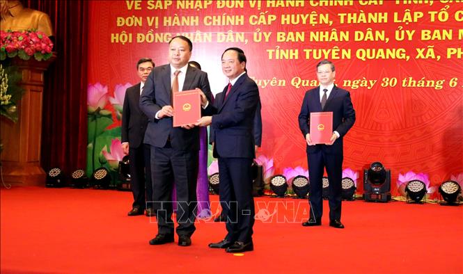 Thượng tướng Trịnh Văn Quyết trao Quyết định chỉ định chức danh Chủ tịch UBND tỉnh Tuyên Quang cho ông Phan Huy Ngọc, Chủ tịch UBND tỉnh Hà Giang (cũ) giữ chức Chủ tịch UBND tỉnh Tuyên Quang (mới). Ảnh: Quang Cường – TTXVN.
