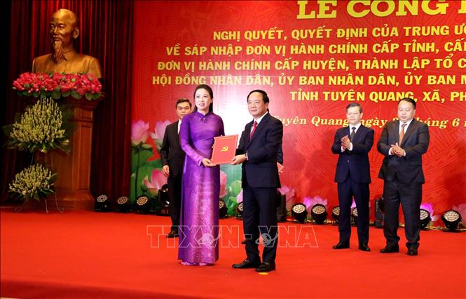 Thượng tướng Trịnh Văn Quyết trao Quyết định của Trung ương chỉ định chức danh Phó Bí thư Thường trực Tỉnh ủy Tuyên Quang cho bà Lê Thị Kim Dung, Phó Bí thư Thường trực Tỉnh ủy, Chủ tịch UBND tỉnh Tuyên Quang (cũ). Ảnh: Quang Cường – TTXVN.