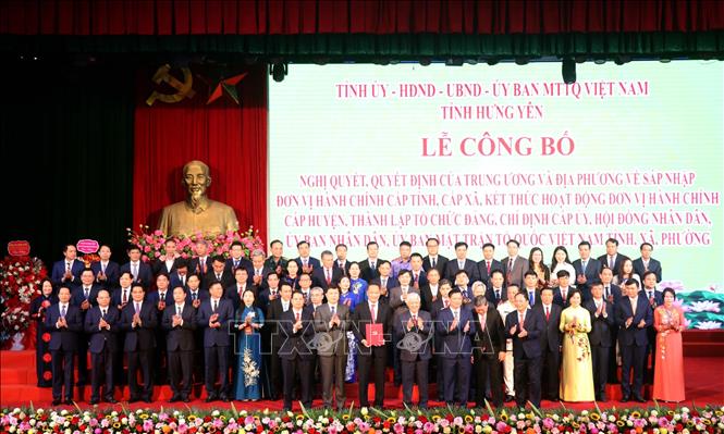 Đồng chí Đỗ Văn Chiến, Ủy viên Bộ Chính trị, Bí thư Trung ương Đảng, Chủ tịch Ủy ban Trung ương MTTQ Việt Nam trao Quyết định thành lập Đảng bộ tỉnh Hưng Yên. Ảnh: Đinh Văn Nhiều-TTXVN