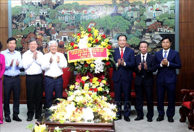 Đồng chí Đỗ Văn Chiến, Ủy viên Bộ Chính trị, Bí thư Trung ương Đảng, Chủ tịch Ủy ban Trung ương MTTQ Việt Nam chúc mừng phường Phố Hiến, tỉnh Hưng Yên. Ảnh: Đinh Văn Nhiều-TTXVN
