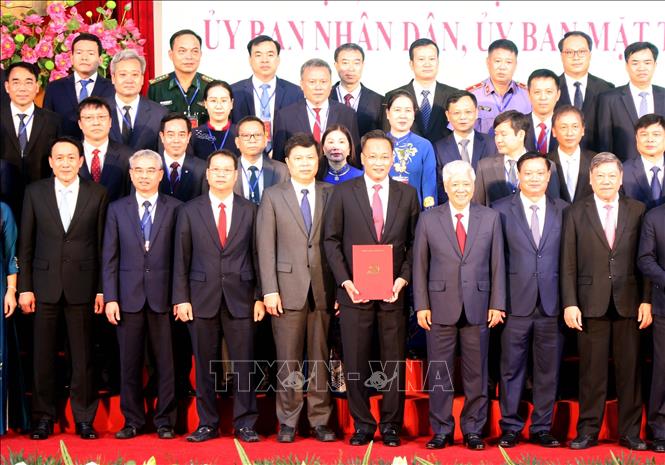 Đồng chí Đỗ Văn Chiến, Ủy viên Bộ Chính trị, Bí thư Trung ương Đảng, Chủ tịch Ủy ban Trung ương MTTQ Việt Nam trao Quyết định thành lập Đảng bộ tỉnh Hưng Yên. Ảnh: Đinh Văn Nhiều-TTXVN