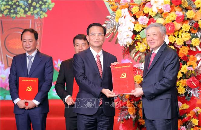 Ông Nguyễn Hòa Bình, Ủy viên Bộ Chính trị, Phó Thủ tướng Thường trực Chính phủ trao Quyết định cho Chủ tịch UBND tỉnh Lâm Đồng Hồ Văn Mười. Ảnh Chu Quốc Hùng-TTXVN
