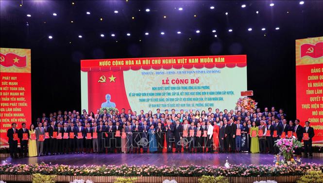 Đại diện Đảng bộ, chính quyền 124 xã, phường, đặc khu toàn tỉnh Lâm Đồng ra mắt nhân dân. Ảnh Chu Quốc Hùng-TTXVN
