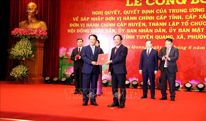 Thượng tướng Trịnh Văn Quyết (phải), Bí thư Trung ương Đảng, Chủ nhiệm Tổng cục Chính trị QĐND Việt Nam trao Quyết định của Trung ương chỉ định chức danh Bí thư Tỉnh ủy Tuyên Quang (mới) cho ông Hầu A Lềnh. Ảnh: Quang Cường – TTXVN