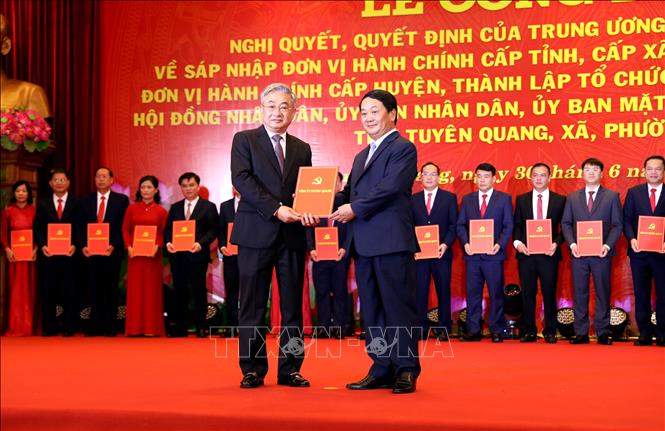 Bí thư Tỉnh ủy Tuyên Quang (mới) Hầu A Lềnh trao các nghị quyết của tỉnh cho Đảng bộ xã, phường. Ảnh: Quang Cường – TTXVN